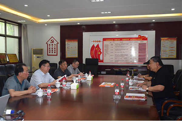 臨汾市市場(chǎng)監(jiān)督管理局局長(zhǎng)、非公企業(yè)黨委書記張東紅<br>在科海集團(tuán)調(diào)研非公黨建工作